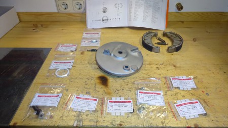 Montage der Vorderradbremse: Alle Teile restauriert, sortiert und etikettiert